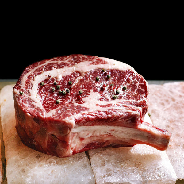 Ribeye de primera calidad con hueso añejado en seco